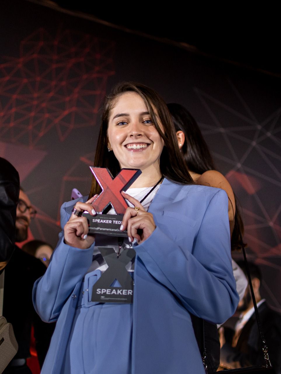 Caro Fernández con el galardón Speaker TEDx Universidad Panamericana Guadalajara